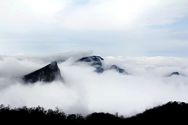 Snow and Clouds Scenery of Tianmen Mountain