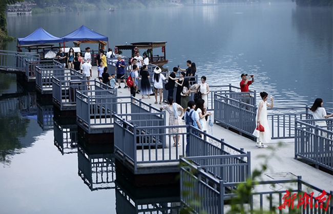 Hunan Dongjiang Lake Draws Visitors During Summer Vacation