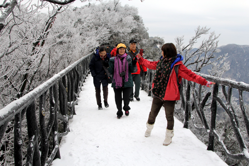 Zhangjiajie Tianmenshan usher first snow this winter