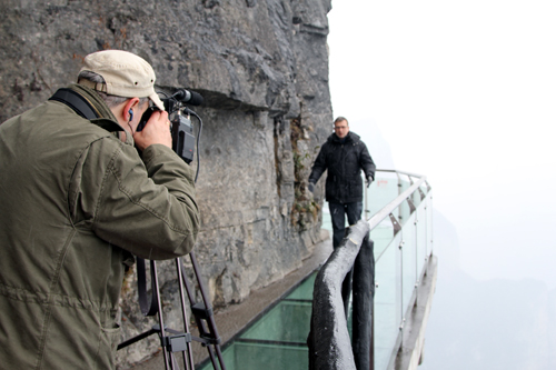 Russian television came to Tianmenshan glass plank