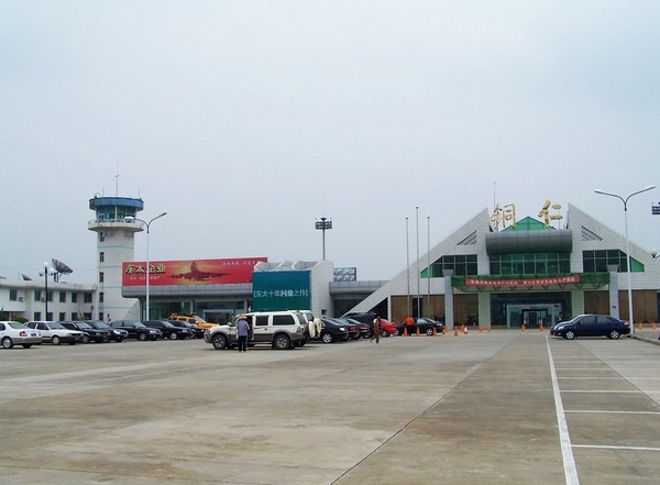 There is an airport in Fenghuang ancient city?