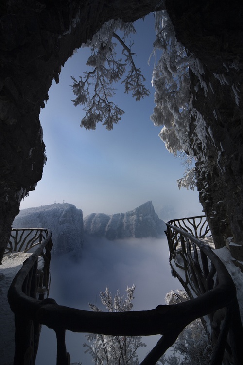 Zhangjiajie Tianmenshan Ghost－valley plank road in the snow