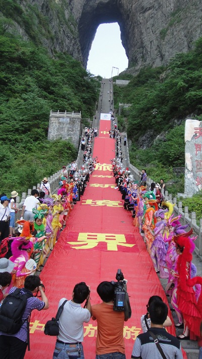 "Tianmen Fox Fairy" Dancing with the tourists in China Tourism Day