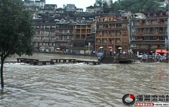 The water level of Tuo River in Fenghuang hikes to 1.36m