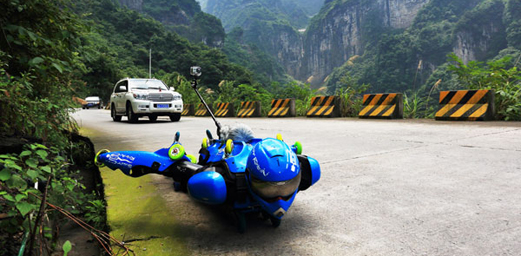 French Roller Skate Performer stuns Chinese Fans