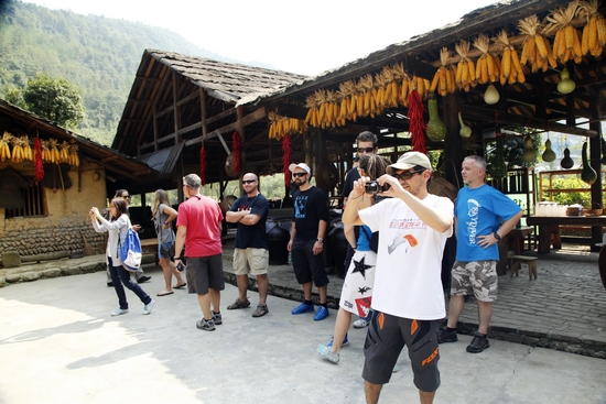 International low-altitude parachuting athletes visited Huanglong Hole
