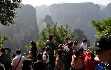Double festival ﻿Zhangjiajie Scenic Tourist Reception is Smooth