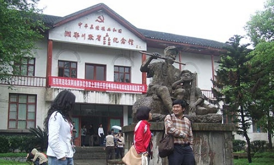 Zhangjiajie “Red Tour” Enrich the tourist routes Development Model
