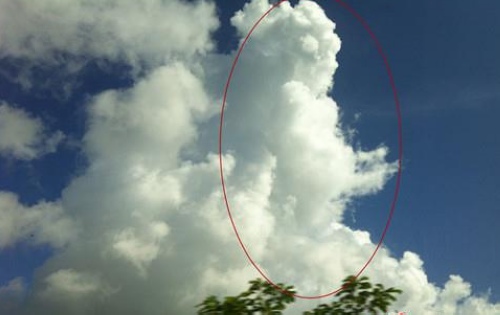 Holy Buddha Appearing in the Cloud above the Tianmenshan Temple