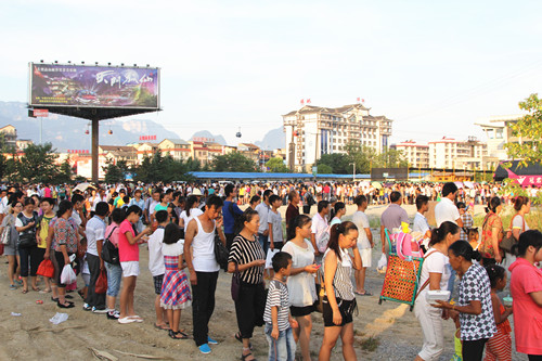 ZJJ Tianmenshan Witnessing Nearly 10,000 Visitors in Buddhism Lucky Day