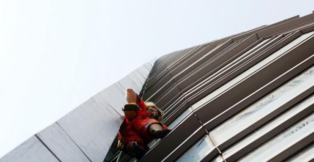 Austrian Spider-man Successfully Climbs the Tallest Building of Changsha