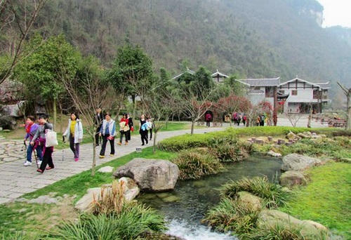 Huanglong Hole Makes a New High Reception Record of Overseas Visitors