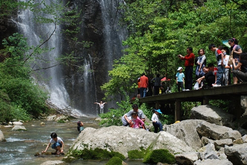 Zhangjiajie Grand Canyon Welcomed 26,000 Visitors on Small Holiday