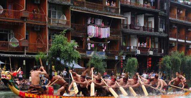 Boat Race Held in Fenghuang Town to Celebrate Dragon Boat Festival