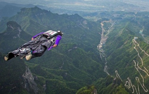 Two Russians Risked Their Lives Doing Proximity Skyflying at Tianmenshan