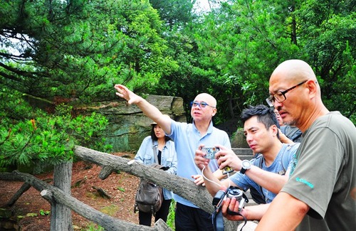 Famous Filmmaker BaoDexi High-Praised Zhangjiajie
