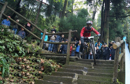 Taiwanese Extreme Cyclist-Jiang Sihan Championed on the DH Team