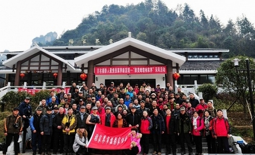 Gas-driven Taxis and Buses Take the Road in Wulingyuan