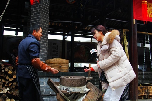 Zhangjiajie Folk Food Spices up Its Scenery, Media Scrambling Covering