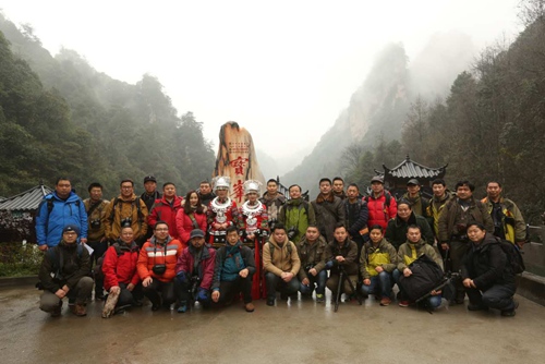 40 Photographers are drunken in the beauty of Baofeng lake