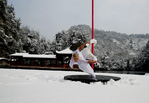 Ice Pole Dancing shows in Zhangjiajie Baofeng Lake