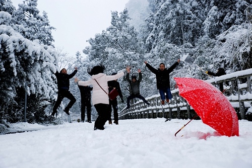 Zhangjiajie Baofeng Lake welcomes big Snow