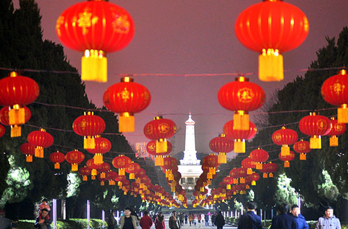Red Lanterns Bring Air of Festivity in Hunan Martyr’s Park