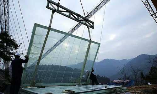 The first piece of deck glass successfully installed in ZJJ Glass Bridge