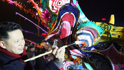 Xiangxi Fire Dragon Dance Held to Greet Spring Festival