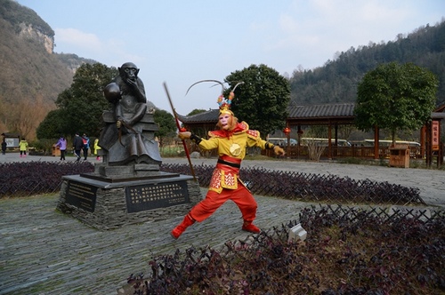 “Monkey King” shows in ZJJ Huanglong Scenic Area