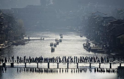 Fenghuang Town Receives 640,000 Visitors During Spring Festival
