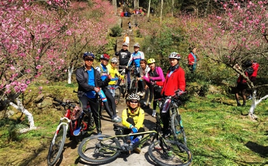 Sunny Spring, Zhangjiajie has a fine tour in core scenic