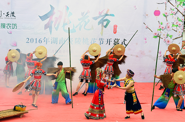 Peach Blossom Festival Celebrated in Hunan Yanling
