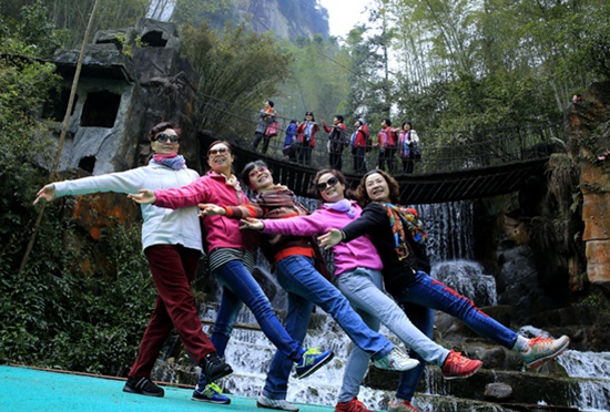 Zhangjiajie Baofeng Lake has a hot spring tour