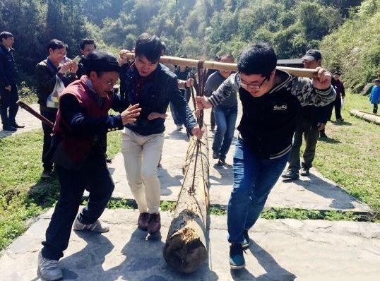 Visitors Experience Folk Customs of Tujia Minority