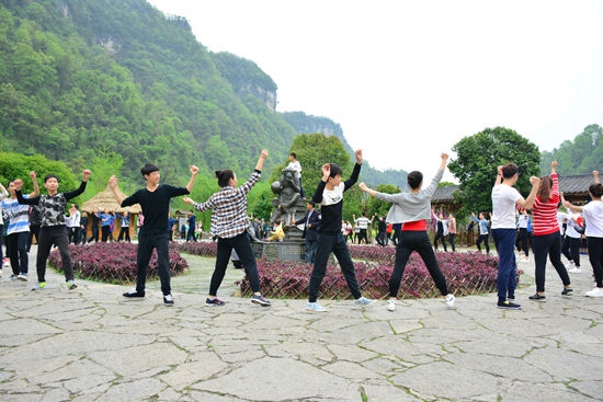 Hand-shaking dance preheats《Misty Rain in Zhangjiajie》Playback