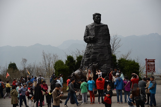 Tomb-sweeping Festival: Many Visitors in Tianzi Mountain Helong Park
