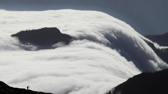 Zhangjiajie Clouds -Fall in Tianzi Mountain resort