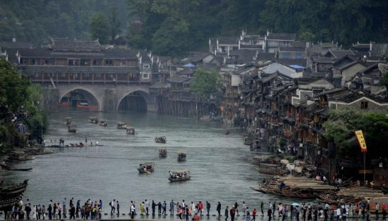 Rich Folk Customs at Fenghuang Ancient Town Attract Tourists