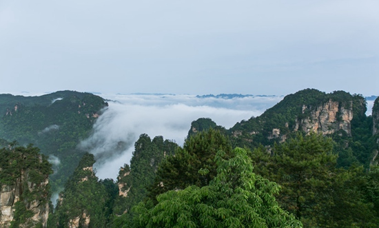 Zhangjiajie scenic spot presents clouds and waterfalls double wonders