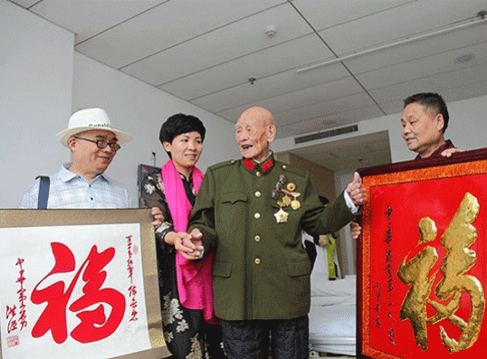 Folk Artisans Bring Artistic Works for 103-year-old Veteran Red Army Man
