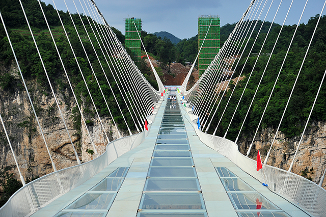 Glass Installation Completed on Zhangjiajie Grand Canyon Glass Bridge