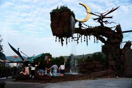 Wulingyuan Suoxi Rriverside adds “Suspended Mountain” Sculpture
