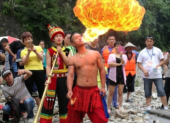 The third &quot;International Rafting month&quot; grand opening in Mengdong