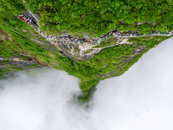 Rain Turns ZJJ Tianmen Mountain into Fairyland