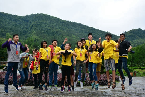 Indonesian Chinese teenagers praise Zhangjiajie like fairyland