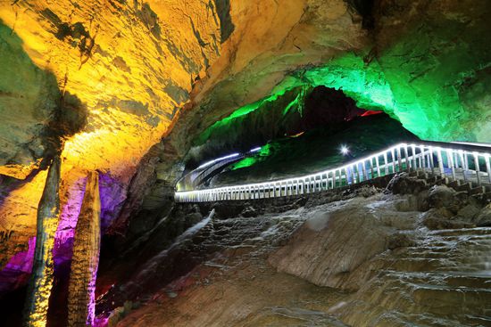 The most spectacular waterfalls in Zhangjiajie Huanglong cave