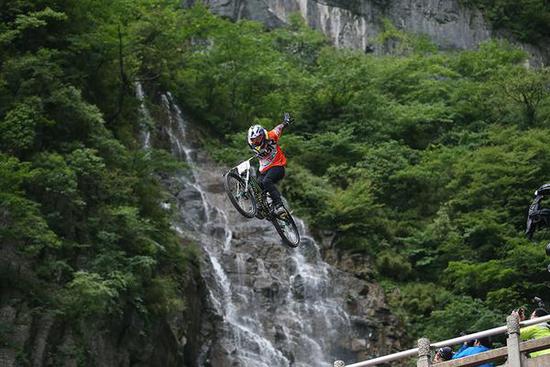 2016 Tianmenshan ladder downhill cycling competition will open