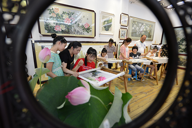 Xiang Embroidery Is Getting Popular with Adults and Kids