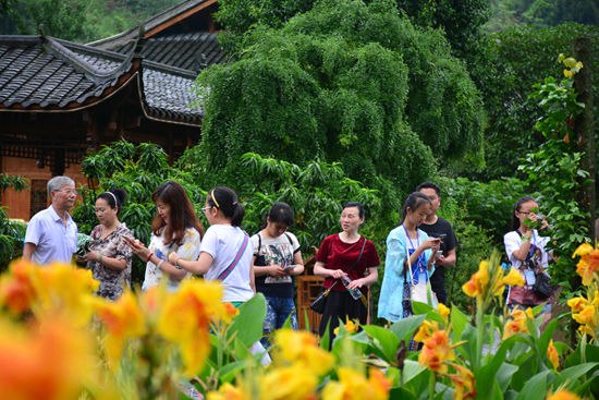 Zhangjiajie Huanglong scenic spot welcomes cool and refreshing autumn